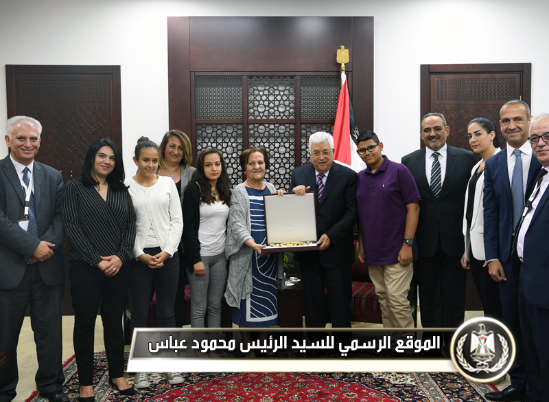 السيد الرئيس 
يمنح المناضل الراحل سليمان النجاب وسام نجمة الشرف من الدرجة 
العليا