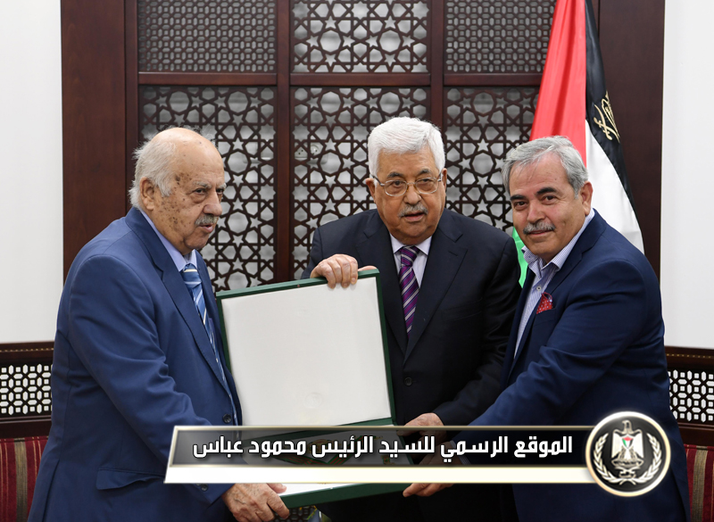 السيد الرئيس يقلد المناضل رفيق 
النتشة النجمة الكبرى لوسام 
القدس