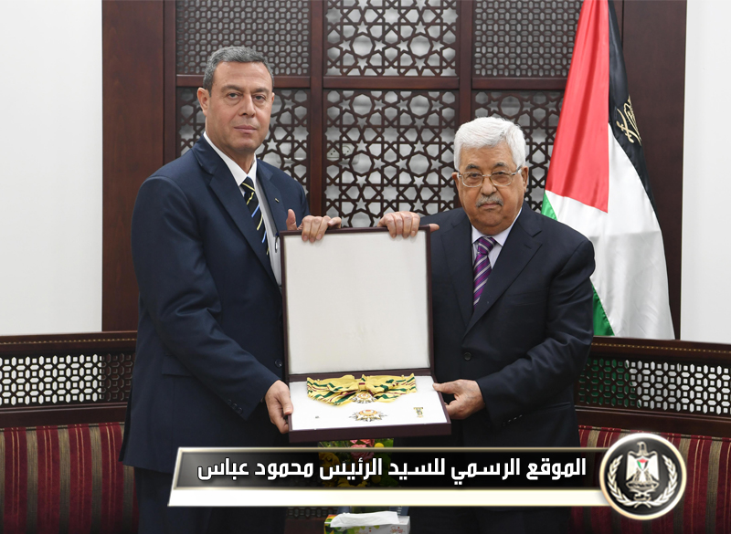 السيد الرئيس يمنح الفقيد الوطني حامد أبو 
ستةوسام نجمة الشرف من الدرجة العليا