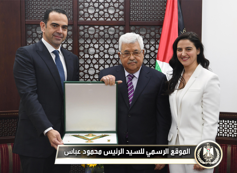 السيد الرئيس يمنح الفقيد الوطني 
عمر العقاد النجمة الكبرى لوسام 
القدس