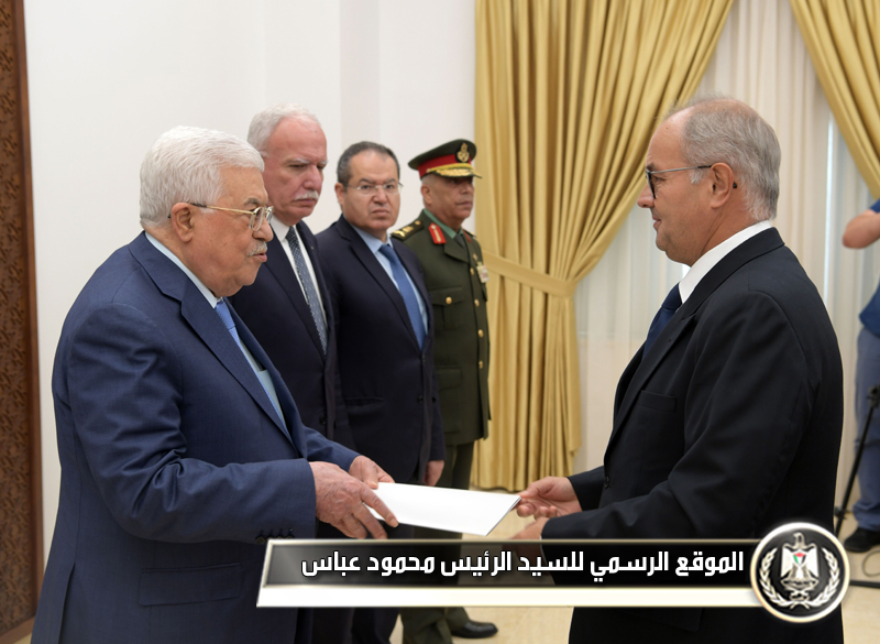 الرئيس عباس يتقبل أوراق اعتماد 
سفير البرتغال