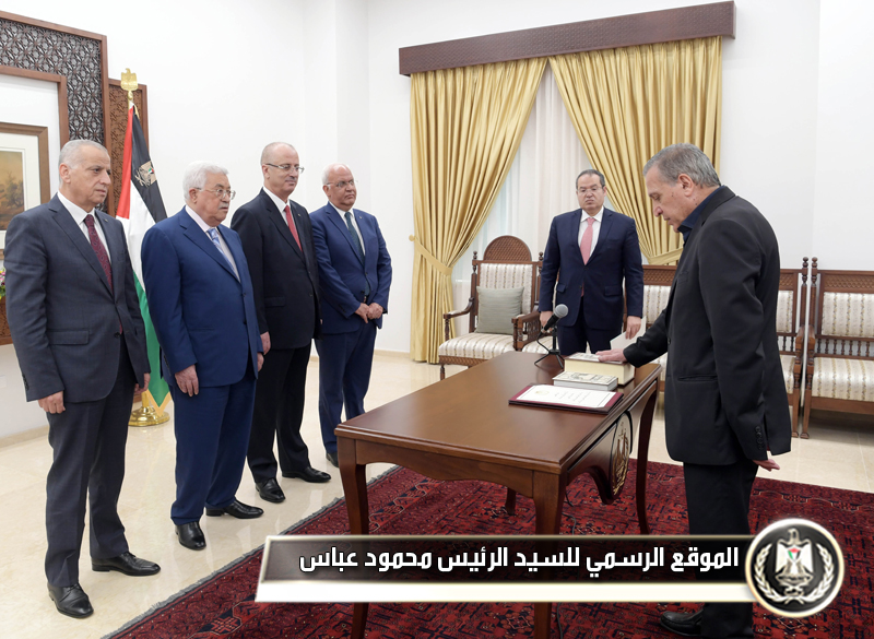 أبو ردينة يؤدي اليمين أمام الرئيس 
نائبا لرئيس الوزراء ووزيرا 
للإعلام