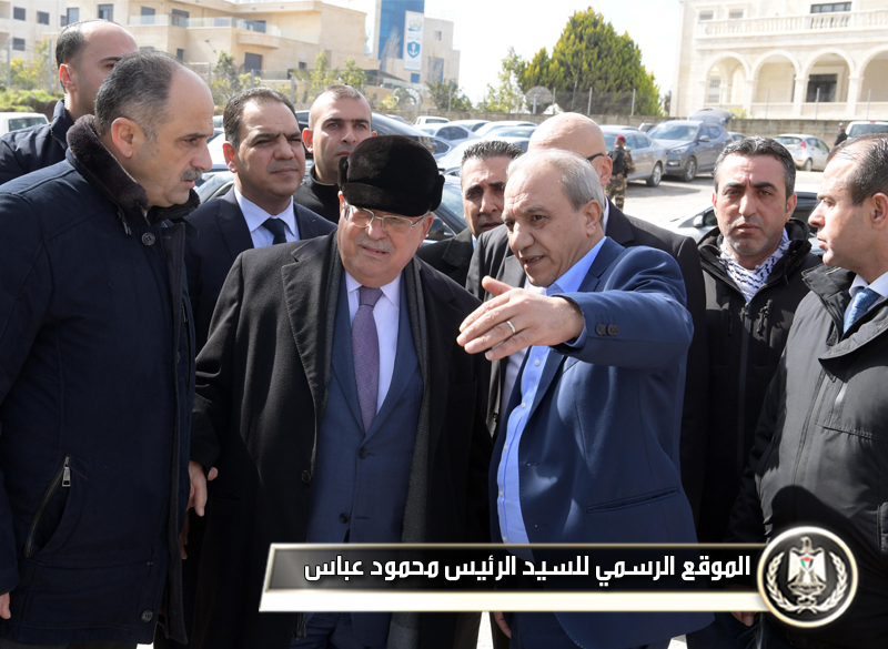 الرئيس عباس أثناء زيارة مقر المخابرات 
العامة