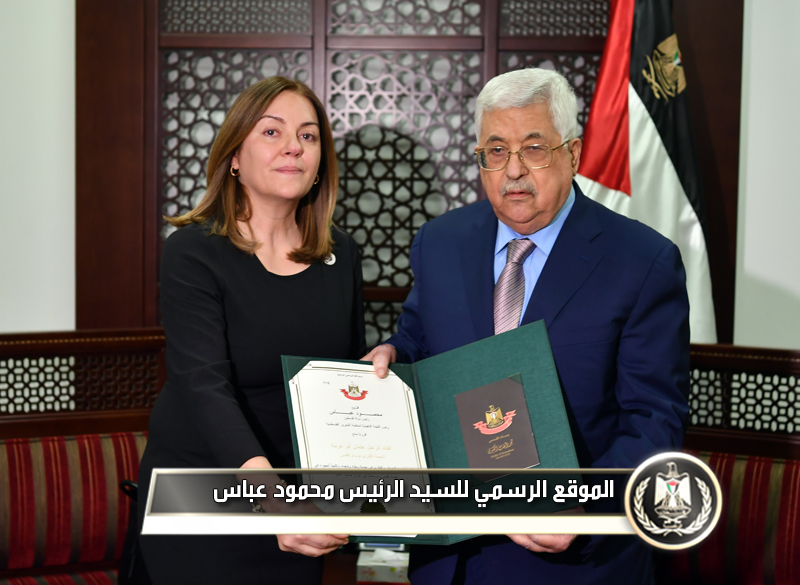 السيد الرئيس يمنح القائد الراحل 
عثمان أبو غربية النجمة الكبرى لوسام 
القدس