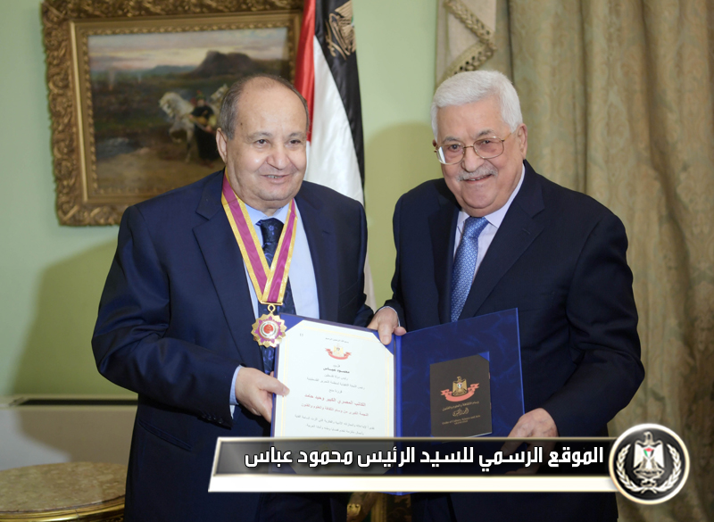  الرئيس عباس 
يقلد الكاتب المصري وحيد حامد النجمة الكبرى من وسام الثقافة والعلوم 
والفنون