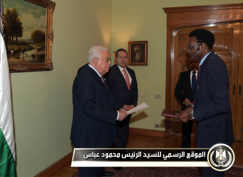 الرئيس عباس يتقبل أوراق اعتماد سفير زيمبابوي 
غير المقيم لدى 
فلسطين