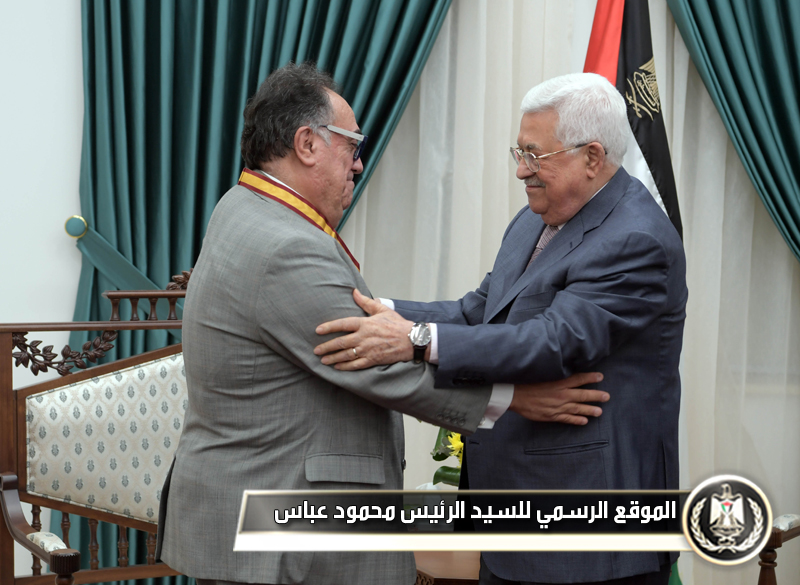 الرئيس يقلد ممثل المكسيك لدى 
فلسطين نجمة الصداقة من وسام الرئيس محمود عباس