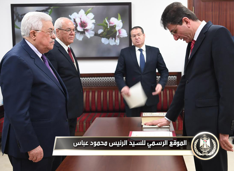 السفير حسين غنام يؤدي اليمين 
القانونية أمام 
الرئيس