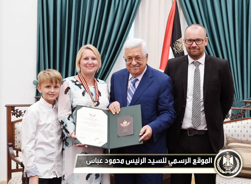 السيد الرئيس يمنح القنصل السويدي 
نجمة القدس من وسام 
القدس