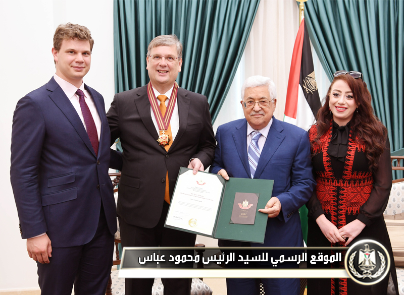 السيد 
الرئيس يمنح ممثل هولندا نجمة القدس من "وسام القدس"