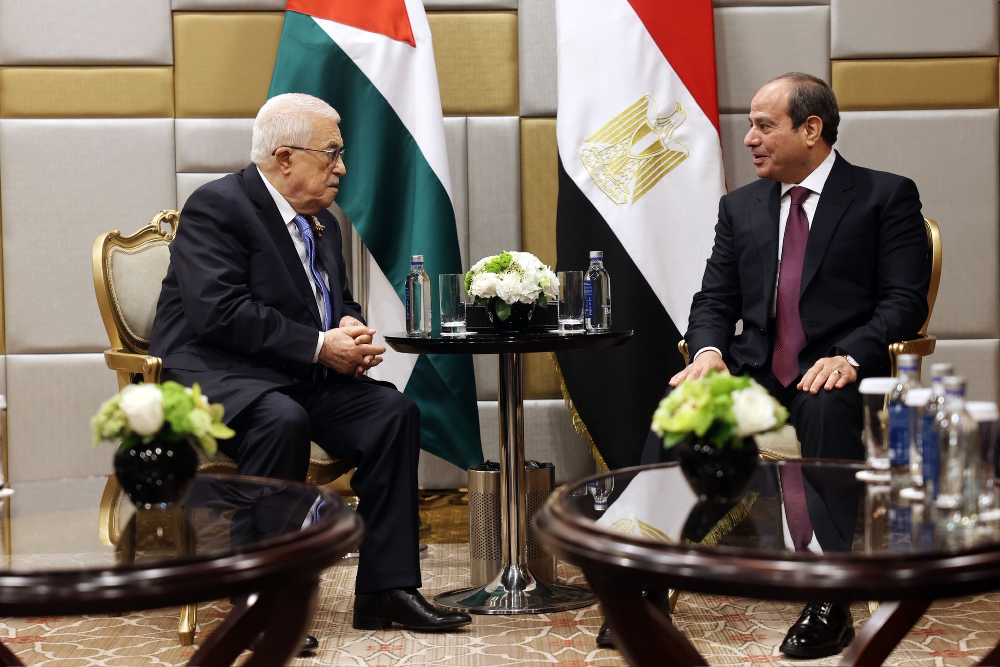 الرئيس يجتمع مع الرئيس المصري