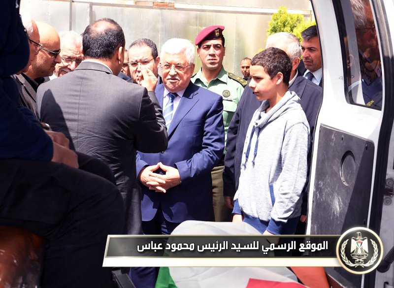 السيد الرئيس يلقي نظرة الوداع على جثمان 
الشاعر أحمد دحبور