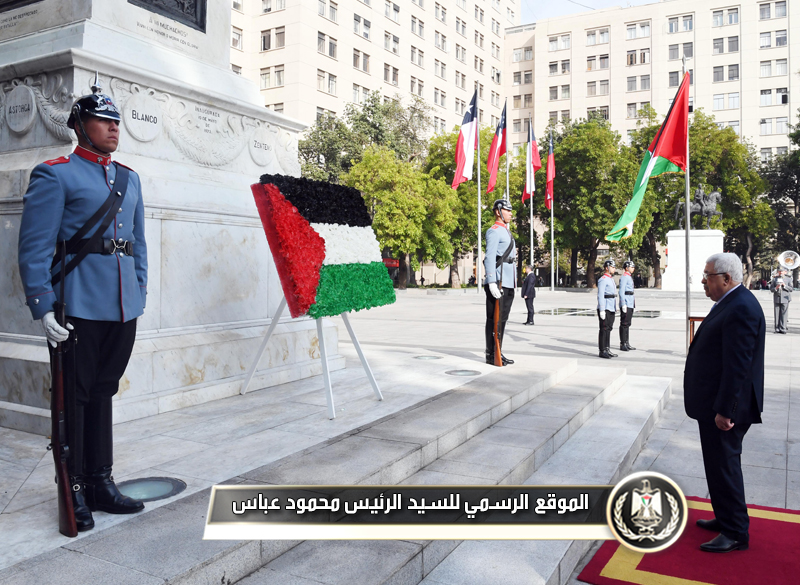 السيد الرئيس يضع اكليل زهور على النصب 
التذكاري للجنرال المحرر برناردو 
اوهيغيز