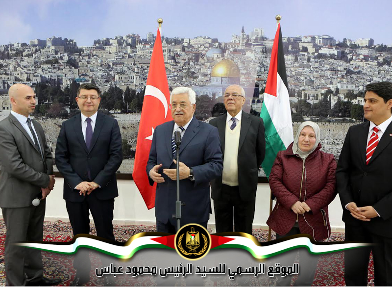 قال رئيس دولة فلسطين محمود عباس، خلال مشاركته في 
حفل توزيع الكراسي الكهربائية المتحركة على 50 مواطنا من ذوي الاحتياجات الخاصة، إن 
"الوجوه الطيبة المصممة على الحياة هي أمل مستقبل هذا البلد، وانتم تثبتون بتصميمكم 
باننا قادرون على الحياة رغم الاحتلال"
