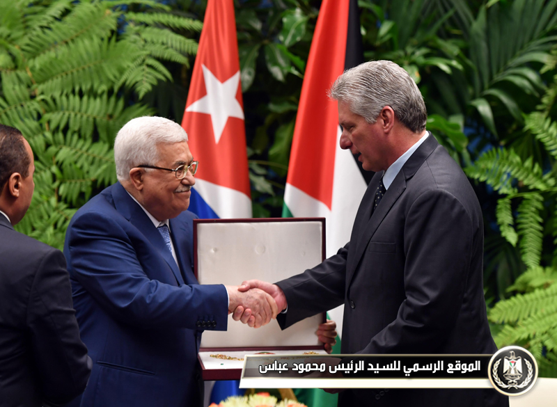 السيد الرئيس يمنح الزعيم 
التاريخي للثورة الكوبية الراحل فيديل كاسترو القلادة الكبرى لدولة 
فلسطين