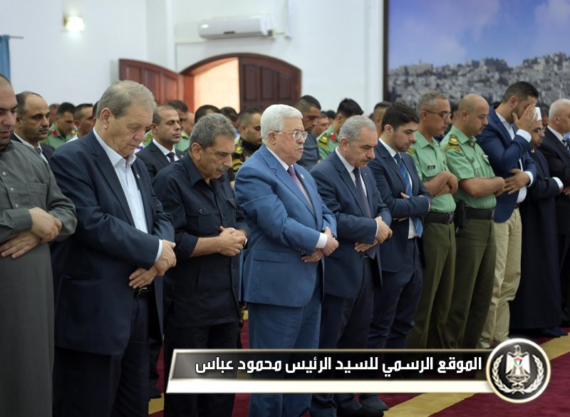 الرئيس يؤدي صلاة العيد 
فيمسجد التشريفات بمقر الرئاسة