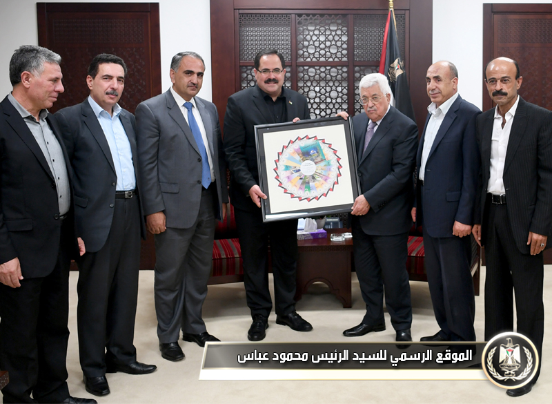  السيد الرئيس يتسلم 
النسخة الأولى من الكتب المدرسية للمناهج 
الجديدة