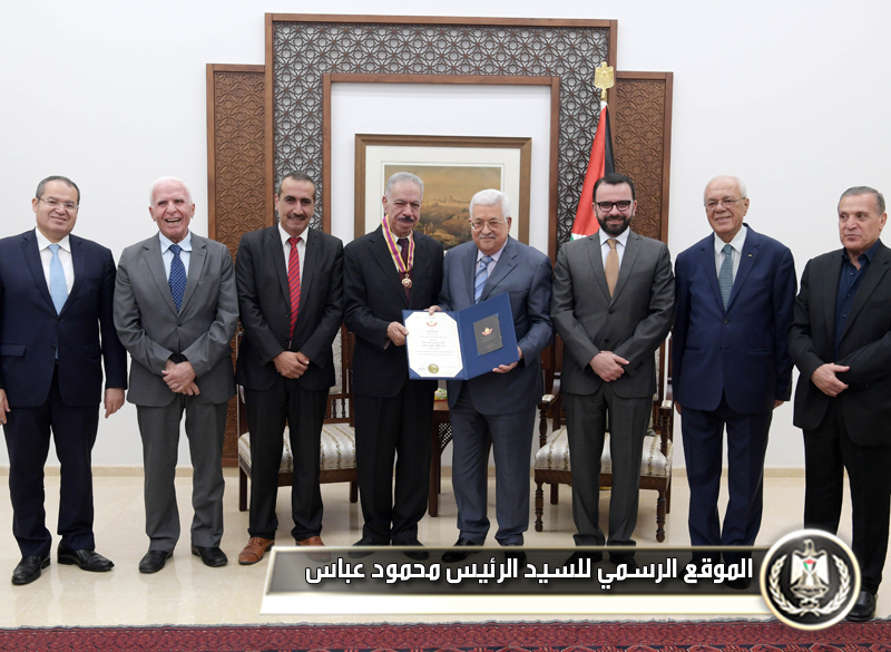 السيد الرئيس يقلد الكاتب والروائي يحيى 
يخلفوسام الثقافة والعلوم والفنون "مستوى 
التألق"