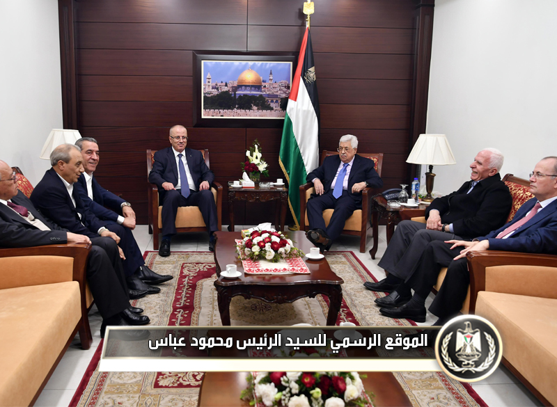 السيد الرئيس يهنئ الحمدالله 
واللواء فرج بسلامتهما من الحادث الإرهابي الإجرامي الذي استهدفهما في قطاع 
غزة