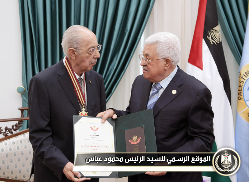 الرئيس عباس يقلد الشيخ محمد منير الأنصاري "نجمة 
القدس"