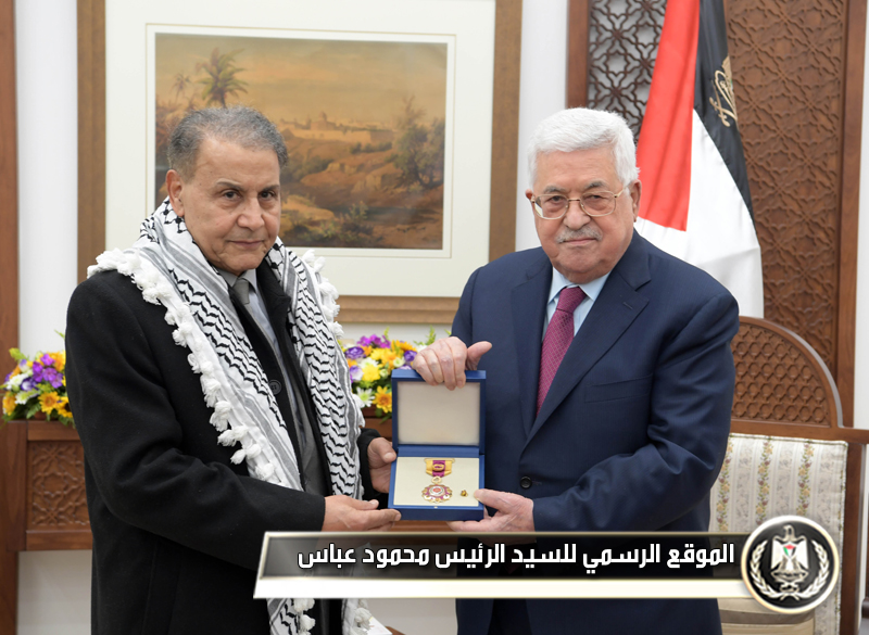 الرئيس عباس يكرم الفنان العراقي سعدون 
جابروالدكتور وليد البنا والكاتب سلطان 
حطاب