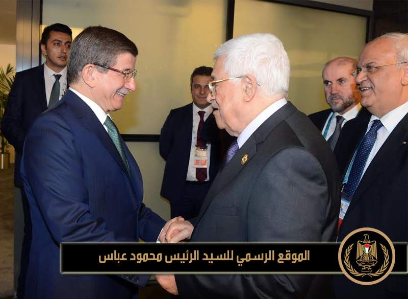التقى 
رئيس دولة فلسطين محمود عباس، اليوم الخميس، مع رئيس الوزراء التركي أحمد داود 
أوغلو، في مدينة اسطنبول بتركيا، وذلك على هامش القمة الاسلامية المنعقدة 
هناك.