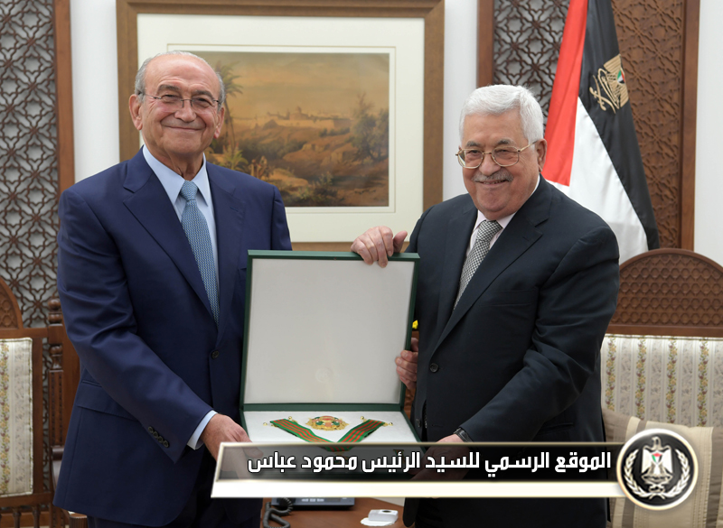 السيد الرئيس يقلد الاقتصادي الوطني صبيح 
المصري النجمة الكبرى لوسام 
القدس