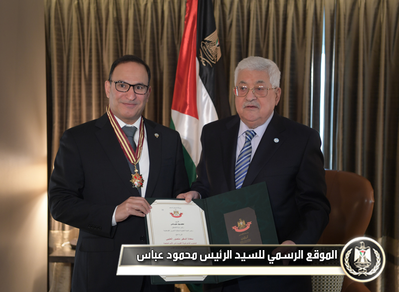 الرئيس عباس يمنح المندوب الدائم للكويت لدى 
الأمم المتحدة "نجمة القدس"