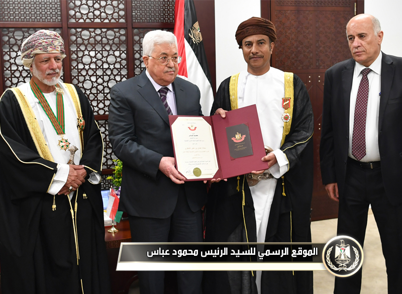  السيد الرئيس يقلد الوزير العُماني 
عدنان الشنفريرتبة الفارس من وسام دولة 
فلسطين