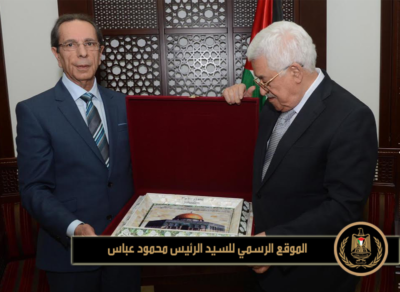 كرم رئيس دولة فلسطين محمود 
عباس، اليوم الأحد، الكاتب والأديب الفلسطيني ربعي المدهون، بعد فوز روايته بجائزة 
البوكر العالمية