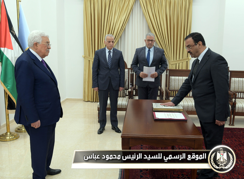 أحمد براك يؤدي اليمين القانونية 
أمام الرئيس عباس رئيسا لهيئة مكافحة الفساد