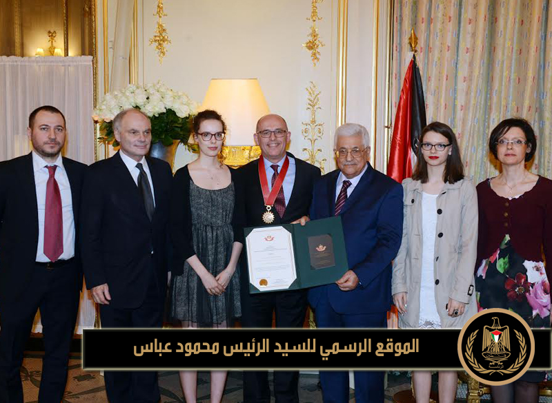 قلد رئيس دولة فلسطين محمود 
عباس، في حفل كبير، أقيم في مقر إقامة سيادته في العاصمة الفرنسية باريس، مساء 
اليوم السبت، رئيس شبكة التعاون اللامركزي مع فلسطين، كلود نيكوليه، وسام الاستحقاق 
والتميز الذهبي، تقديرا لدوره في تعزيز العلاقات الفلسطينية 
الفرنسية.