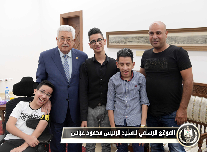 الرئيس يستقبل مواطنا من القدس 
برفقة أبنائه