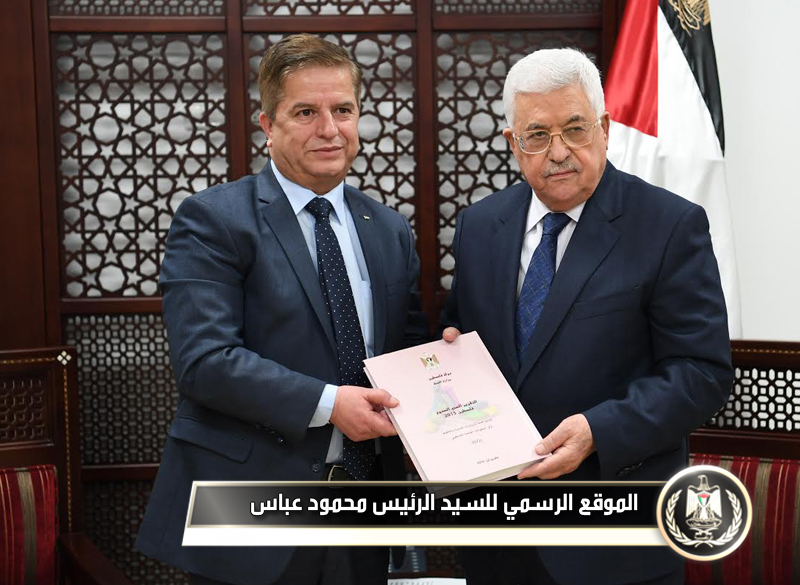 السيد الرئيس أثناء تسلمه التقرير 
السنويلوزارة الصحة من الوزير جواد عواد 
