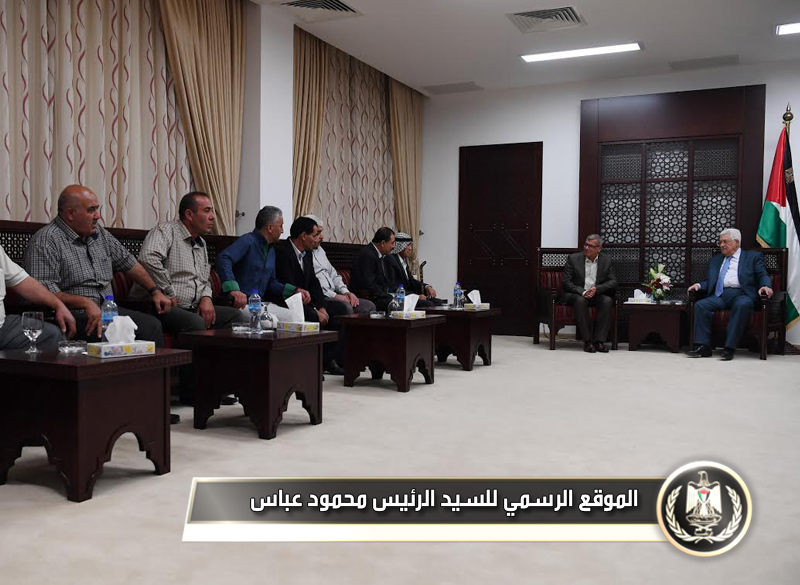 السيد الرئيس يستقبل وفدا من أهالي 
الشهداء والأسرى في مخيم 
قلنديا.