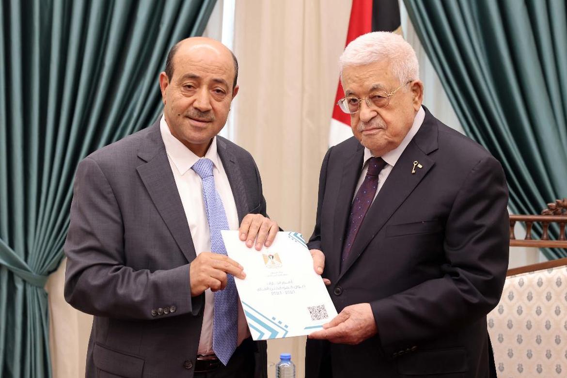 الرئيس يتسلم التقرير السنوي لديوان الموظفين العام
