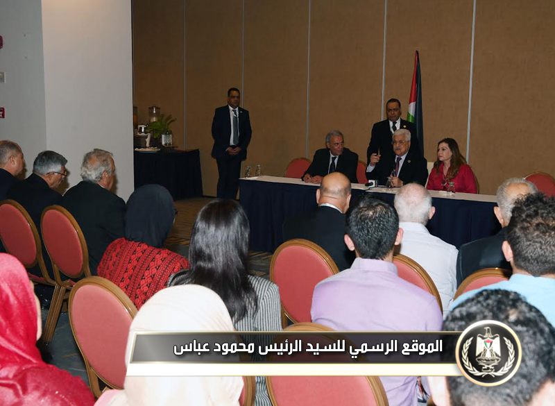 السيد الرئيس يستقبل وفدا من الجالية 
الفلسطينية والطلبة الدارسين في 
فنزويلا.