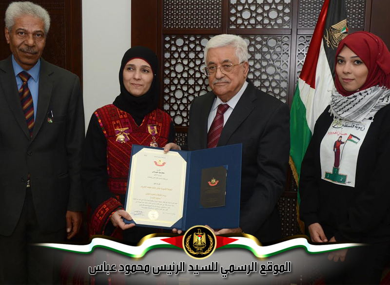 قلد 
رئيس دولة فلسطين محمود عباس، المعلمة المتميزة حنان حامد محمد الحروب، وسام 
الثقافة والعلوم والفنون "مستوى الإبداع".