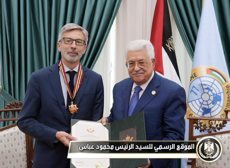 الرئيس يقلد القنصل الفرنسي 
العام "نجمة القدس" من وسام القدس