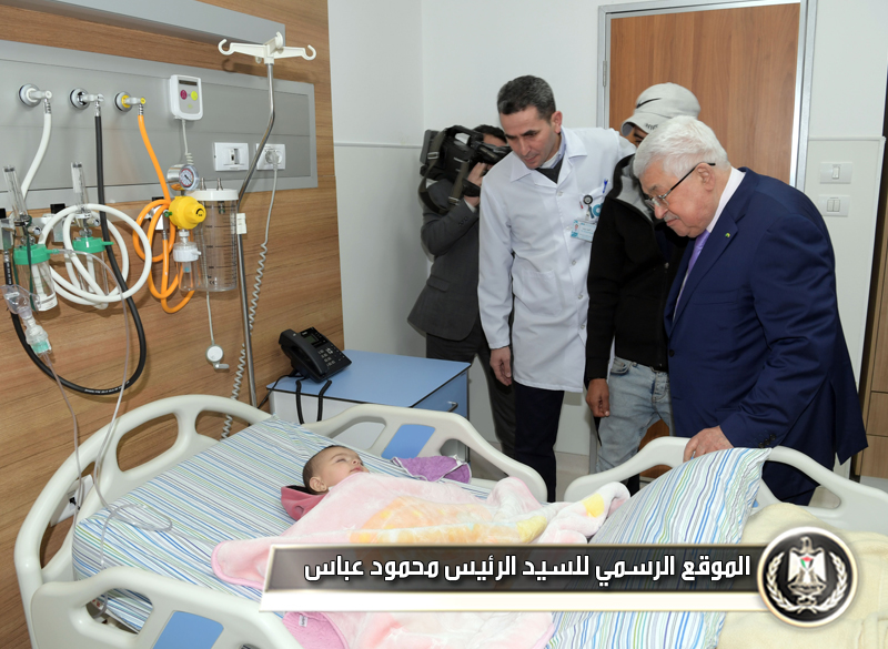 الرئيس عباس يتفقد قسم الأطفال 
في المستشفى الاستشاري في رام الله