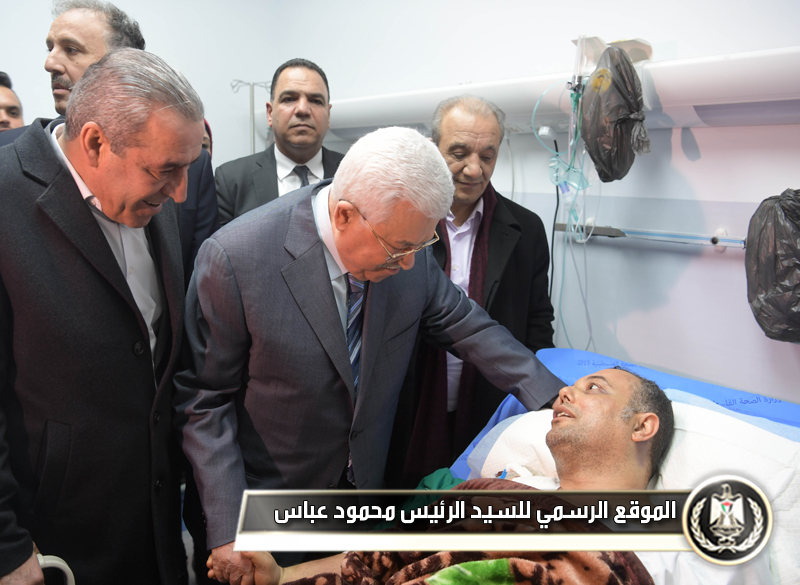 الرئيس يعود القيادي عاطف أبو سيف في 
مجمع فلسطين الطبي ويطمئن على 
صحته