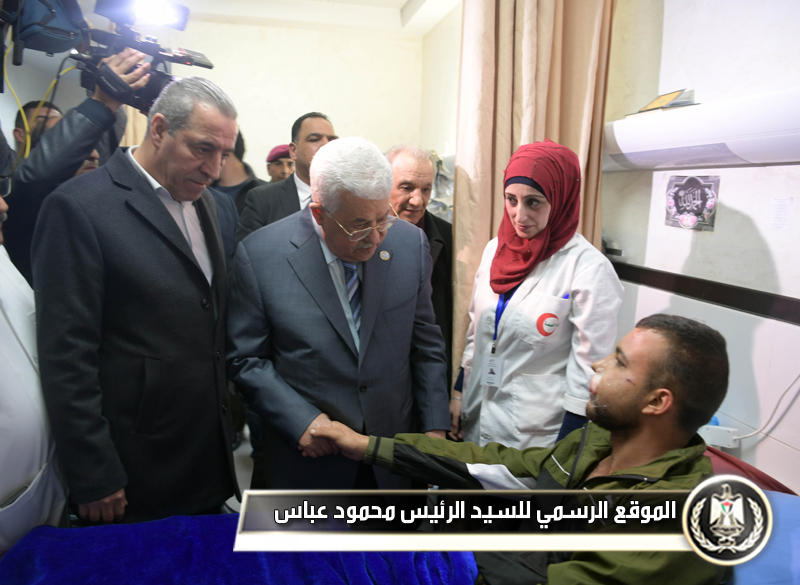 الرئيس عباس يعود المواطنين المرضى 
ومصابيقرية عبوين في مجمع فلسطين الطبي يوم 
أمس