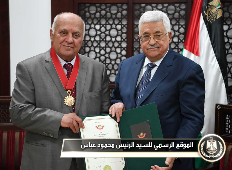 السيد الرئيس يقلد السفير نبيل 
الرملاوي وسام الاستحقاق والتميز 
الذهبي