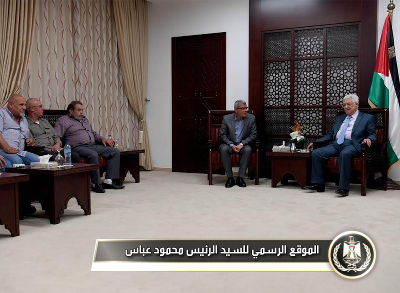 السيد الرئيس يستقبل وفداً من 
الأسرى المحررين.