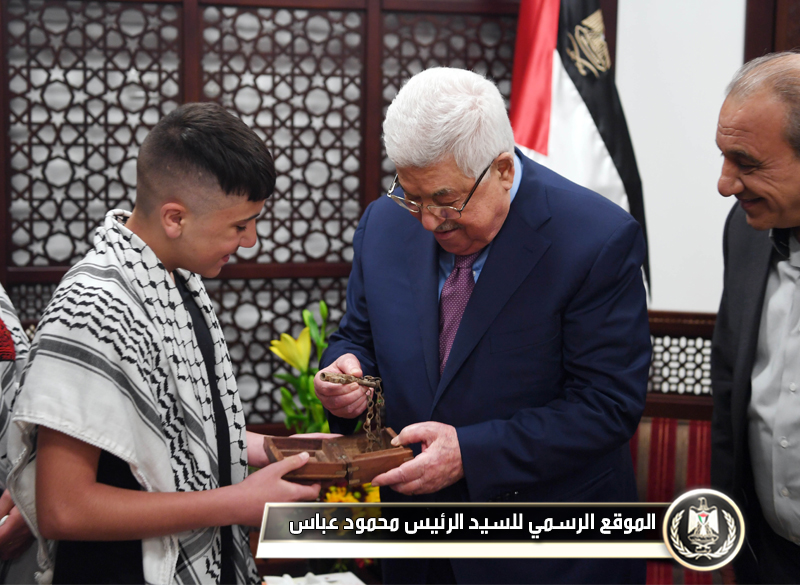 السيد الرئيس يستقبل الأسير 
المحررالطفل عبد الرؤوف 
البلعاوي