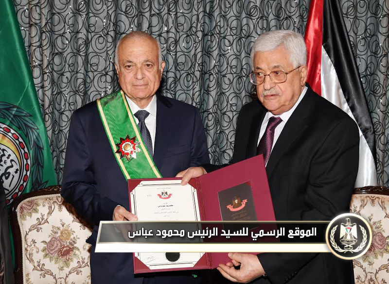 منح رئيس دولة فلسطين محمود 
عباس، الأمين العام لجامعة الدول العربية نبيل العربي الوشاح الأكبر لدولة فلسطين 
(نجمة فلسطين).