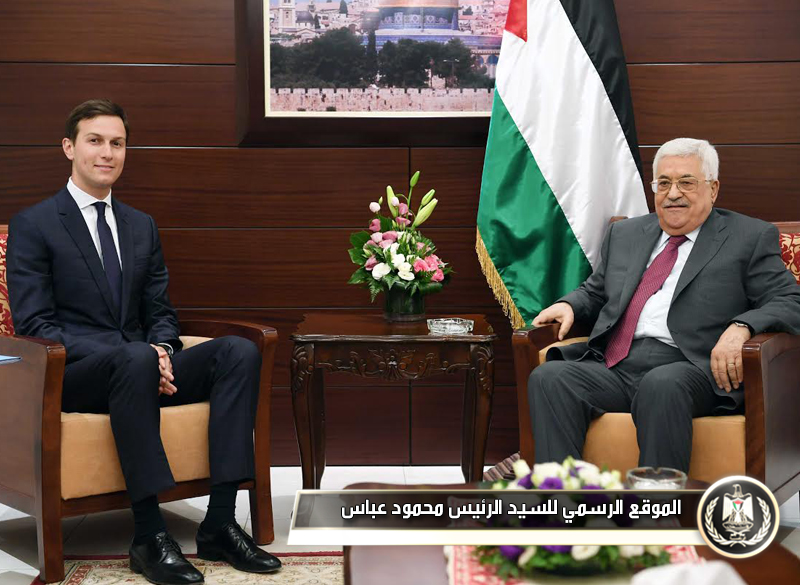  السيد الرئيس أثناء لقاء المبعوث 
الامريكي لعملية السلام .