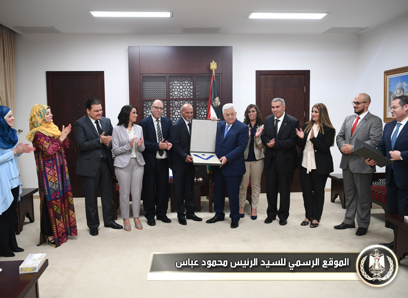 السيد الرئيس يمنح الراحل حسين 
الشيوخي وسام الاستحقاق 
والتميز