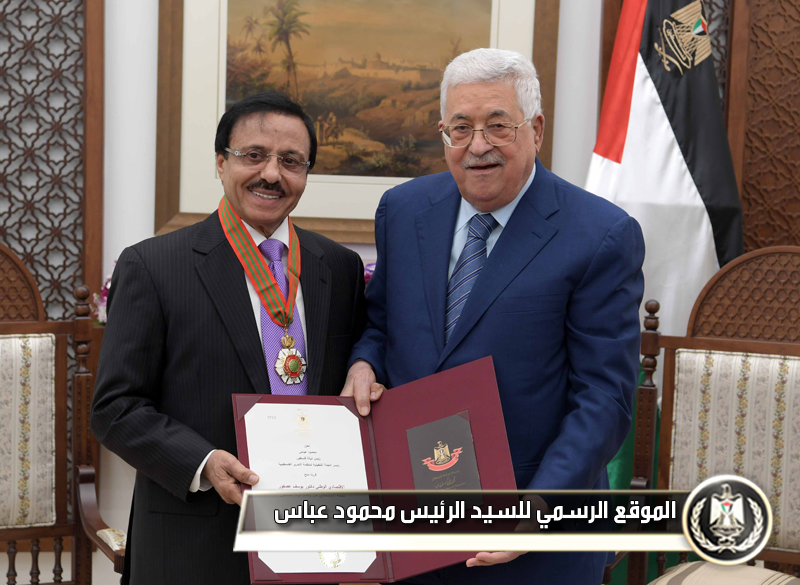 الرئيس يمنح الاقتصادي الوطني يوسف عصفور 
نجمة الاستحقاق من وسام دولة 
فلسطين