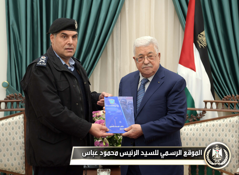 الرئيس عباس يتسلم التقرير 
السنوي للشرطة الفلسطينية